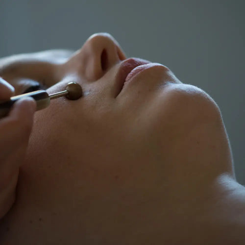 Gold and black nº101 Smooth sphere detector makeup brush with rounded tip