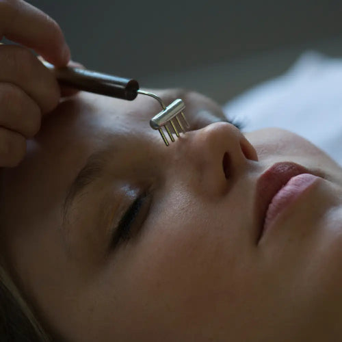 Silver eyebrow razor with black handle and four blades for precise grooming